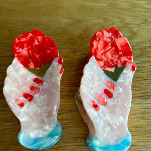 Set Hand holding a rose hair clip. Claw Clip 3.5 in, Acetate. Hair Accessory/New - Picture 4 of 5